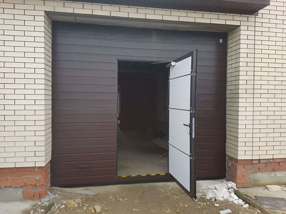 Гаражные ворота подъемные с дверью