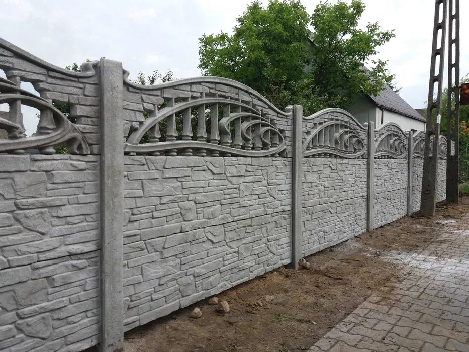 Секционный забор из бетона