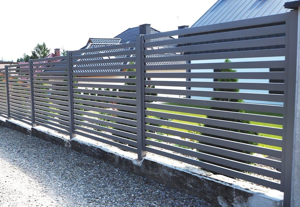 Реечный забор горизонтальный