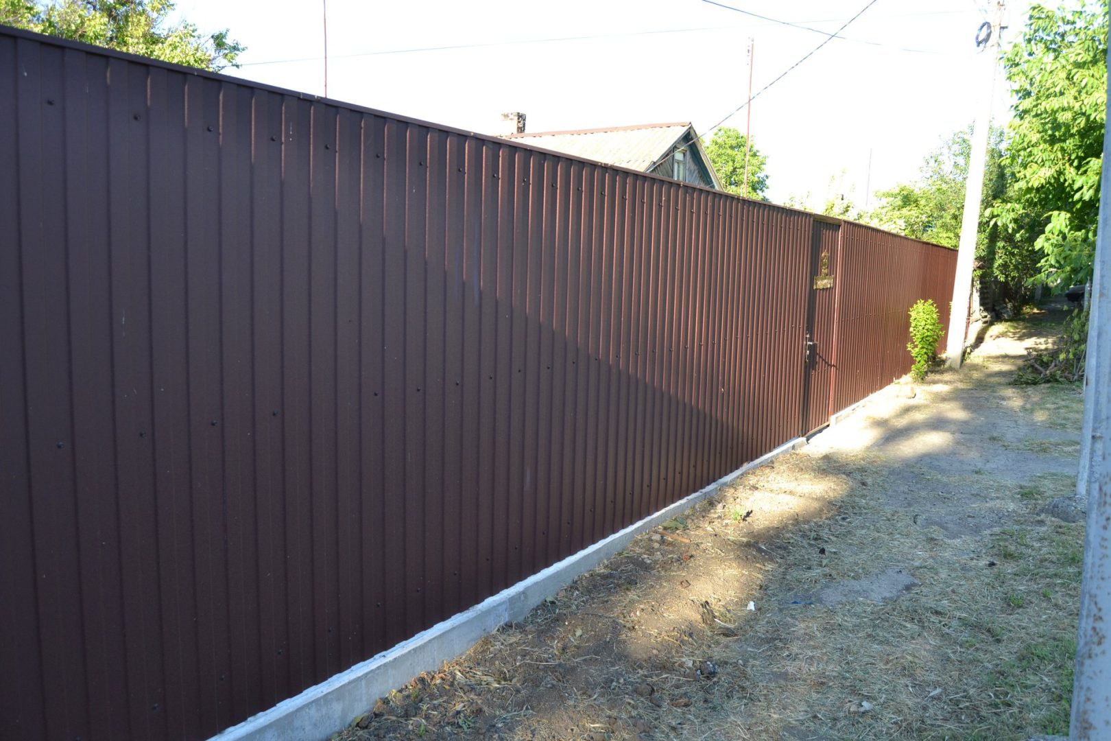 Глухой забор из профнастила