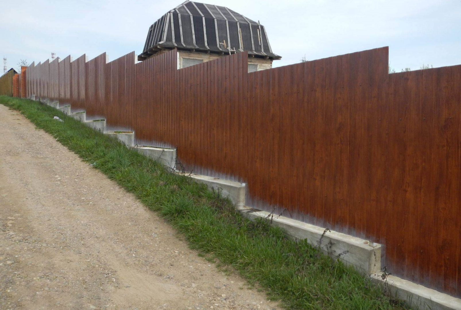 Неровный забор из профнастила