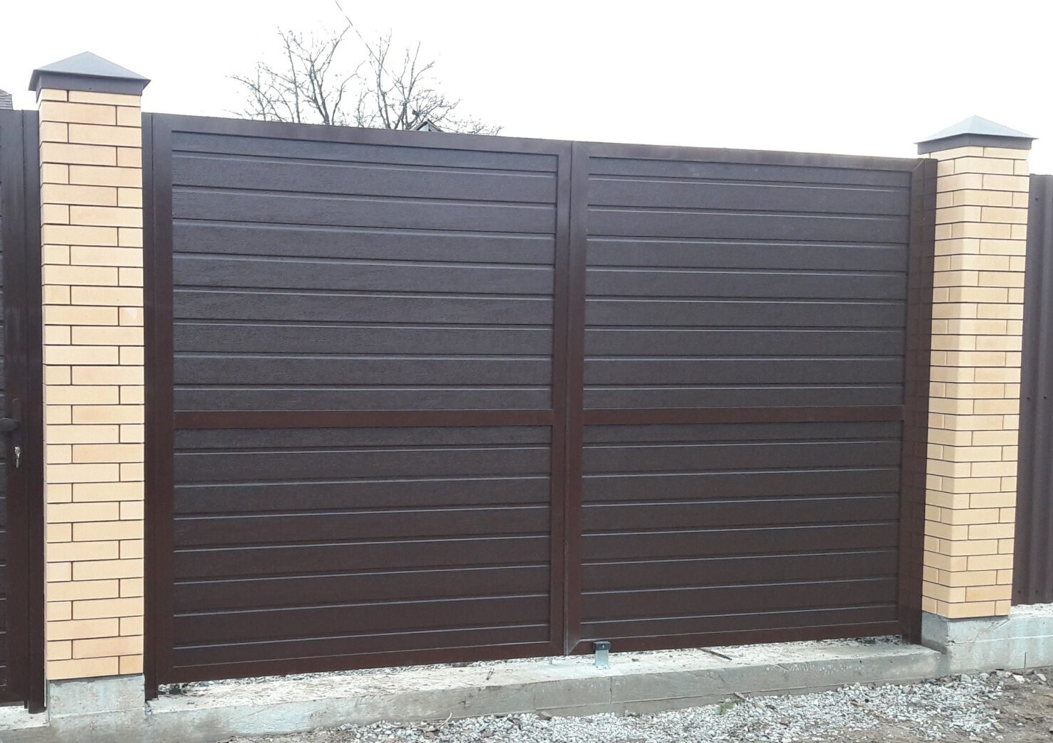 Распашные ворота из сэндвич панелей профиль алюминиевый