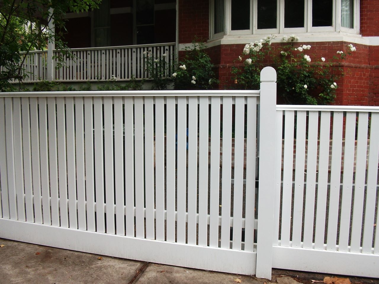 Белый забор из деревянного штакетника