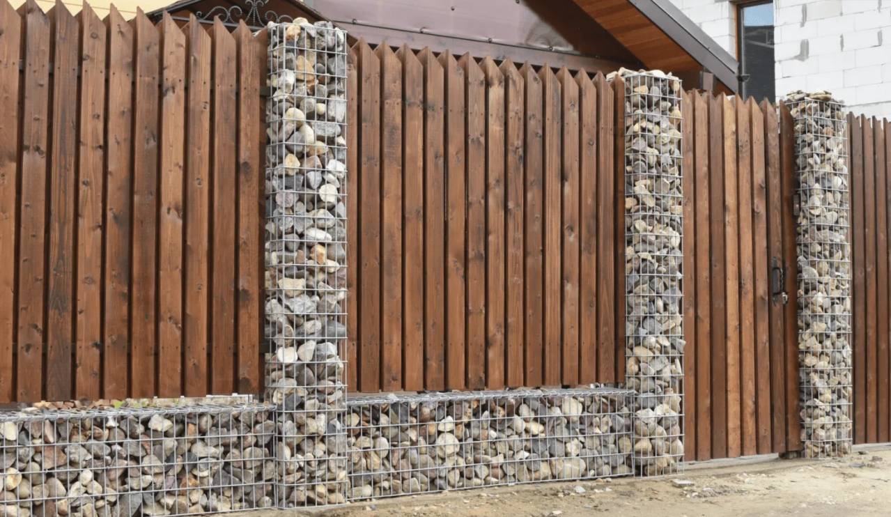 Деревянный забор с габионами