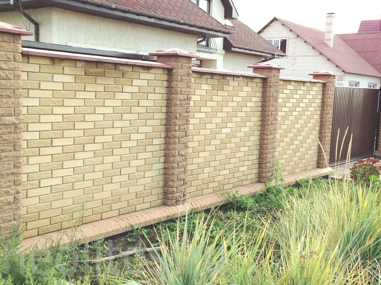 Забор из одинарного кирпича