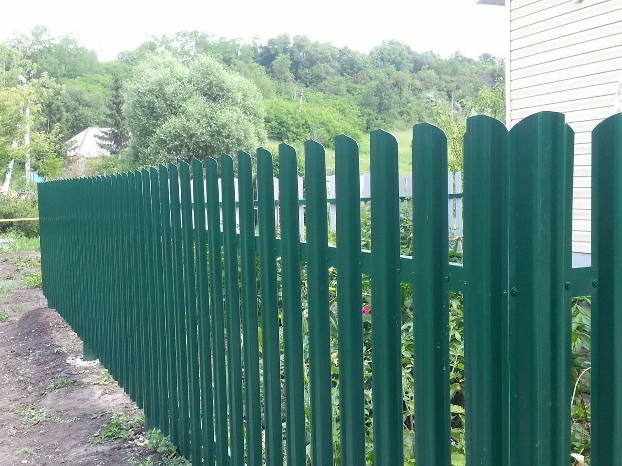 Забор евроштакетник М образный