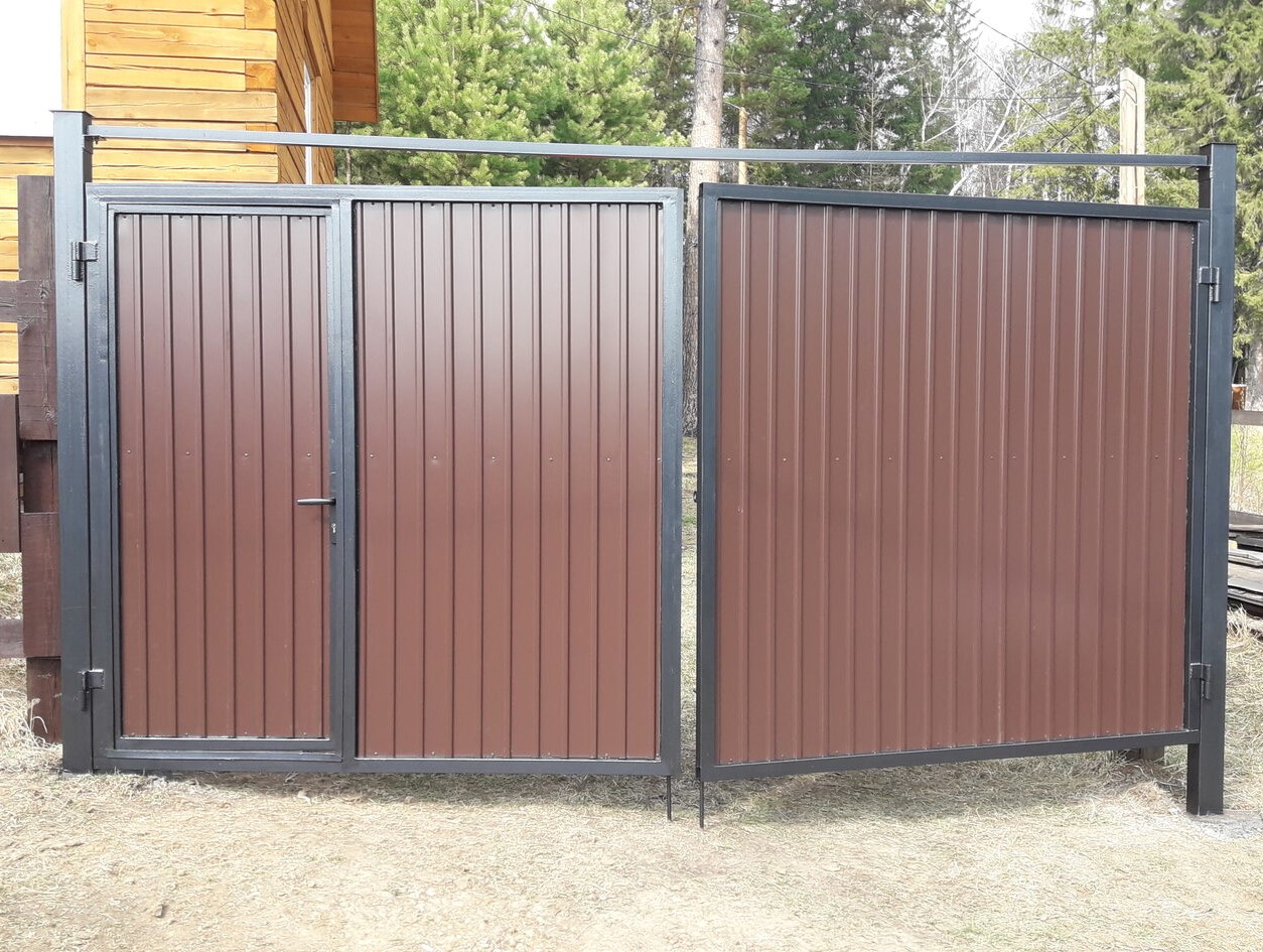 Распашные ворота из профнастила на винтовых сваях