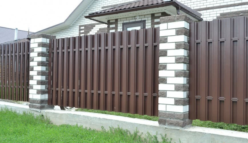 забор из металлического штакетника