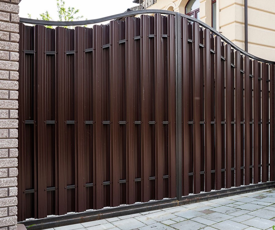 Кованые ворота распашные с металлоштакетником