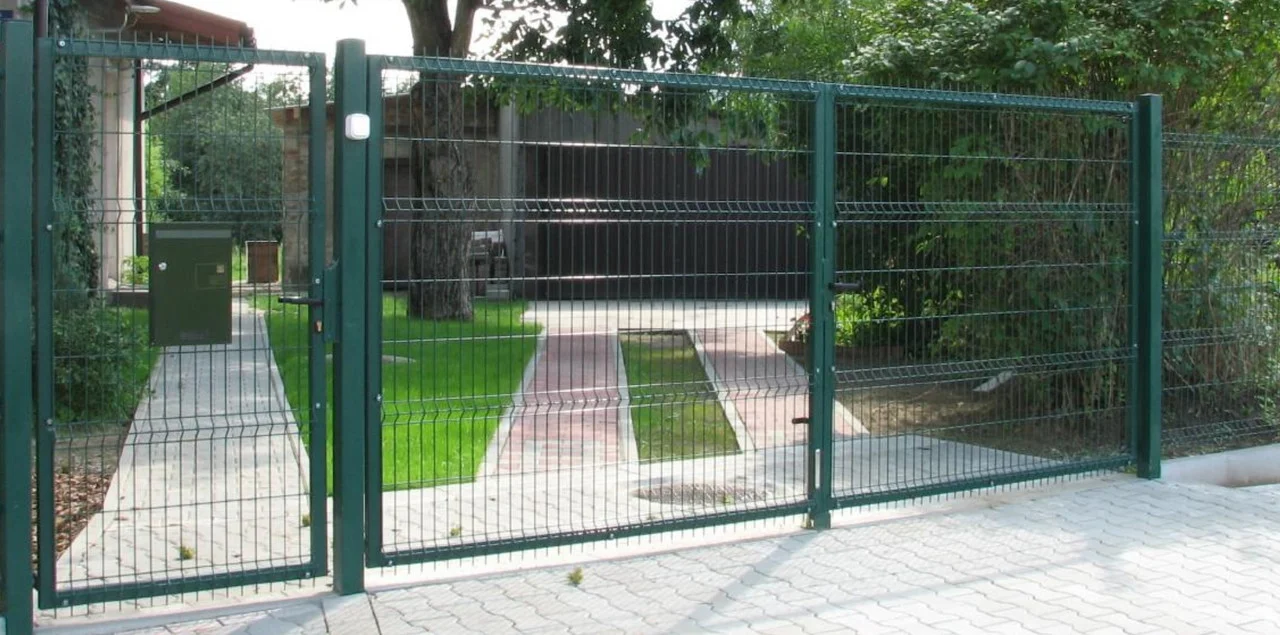 Распашные ворота из 3D сетки