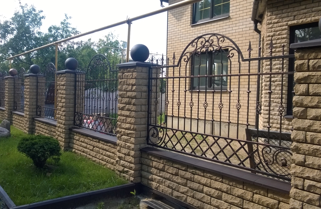 Кирпичный забор с кованой решеткой