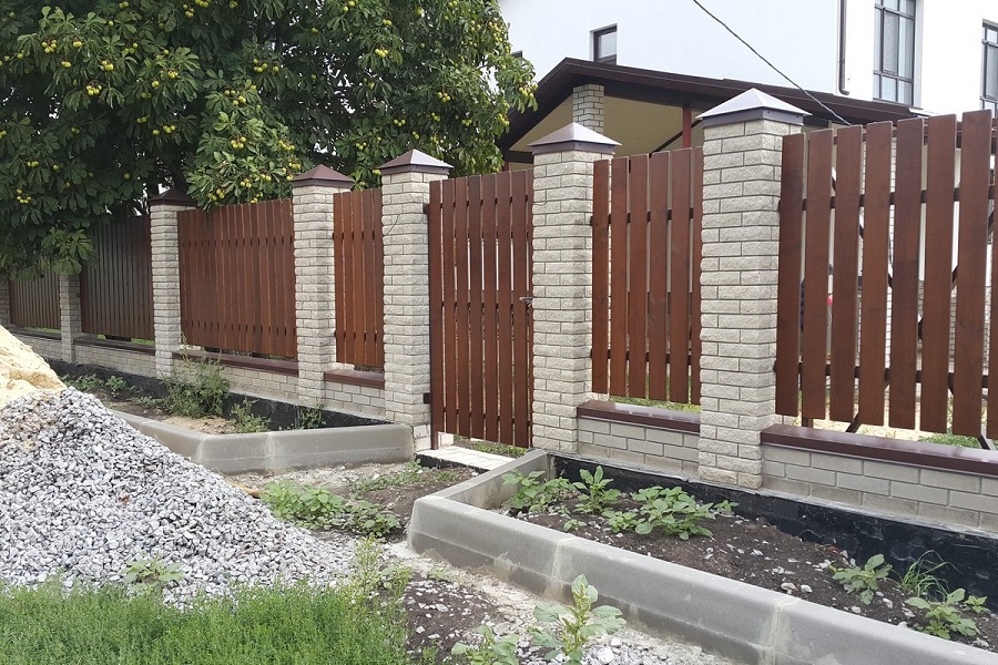 Забор из деревянного штакетника на ленточном фундаменте с кирпичными столбами