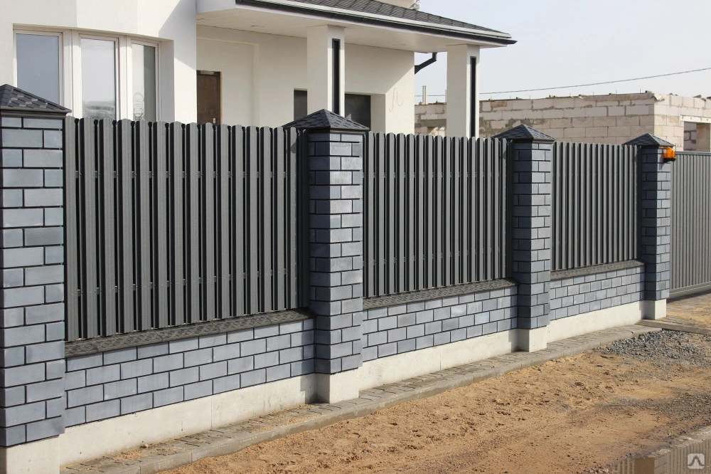 Кирпичный забор с евроштакетником