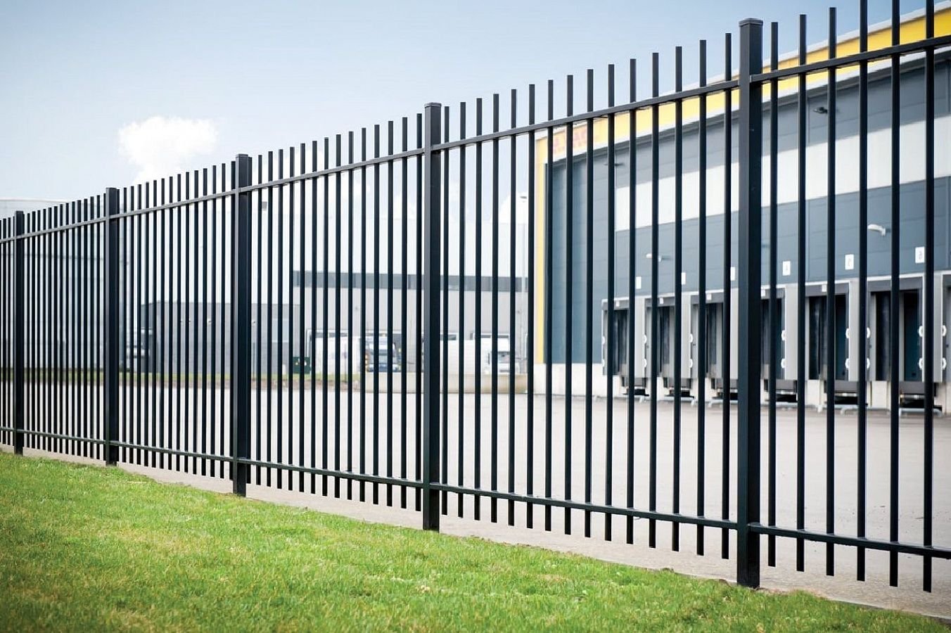 Забор из профильной трубы 50х50 мм