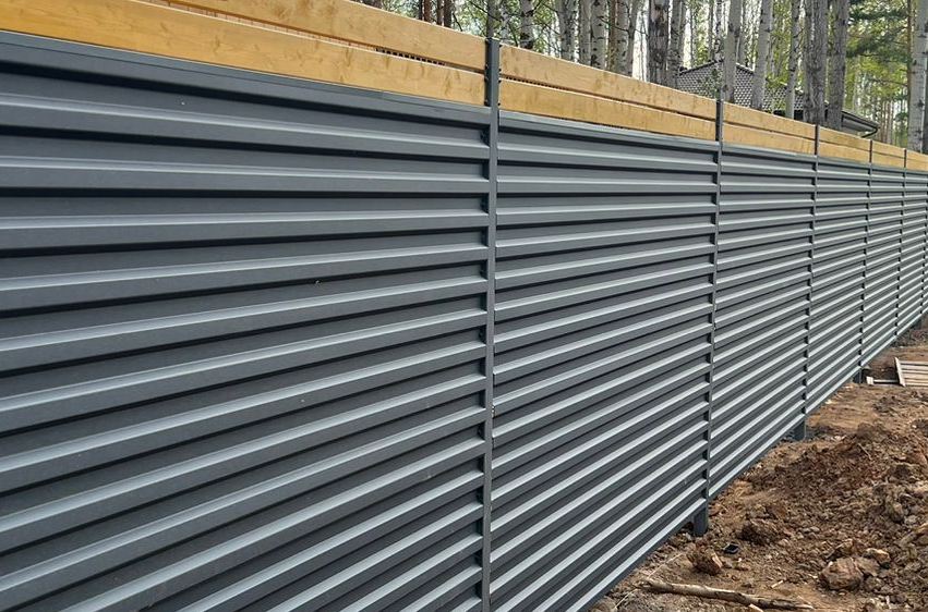 Горизонтальные заборы из профнастила