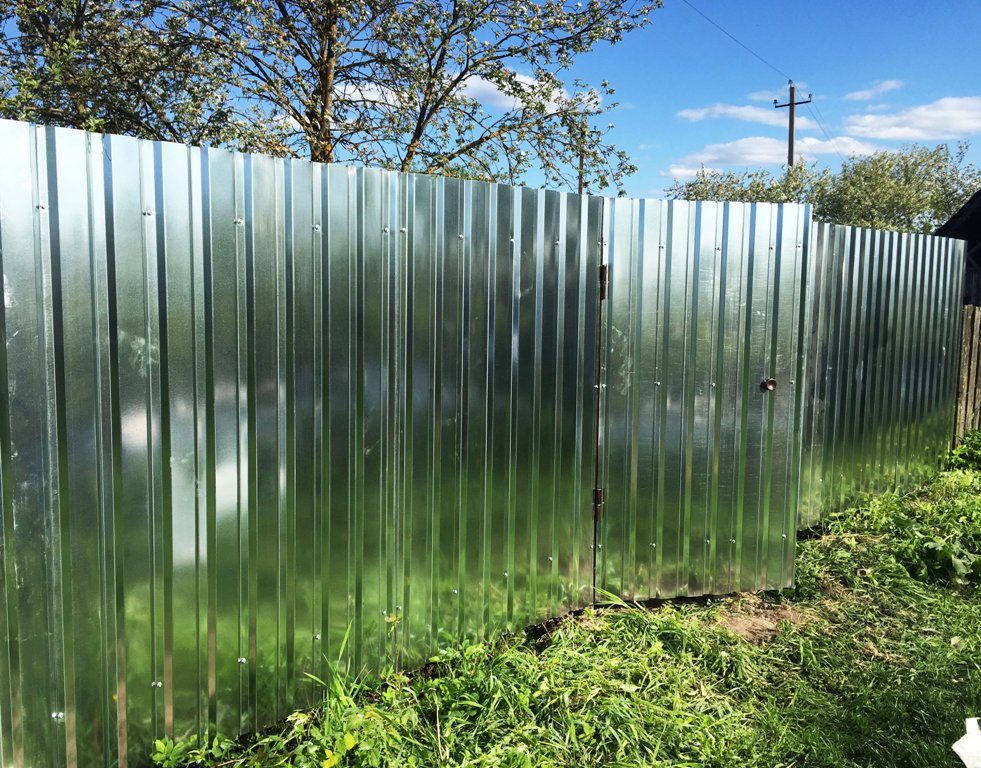 Забор из оцинкованного профнастила