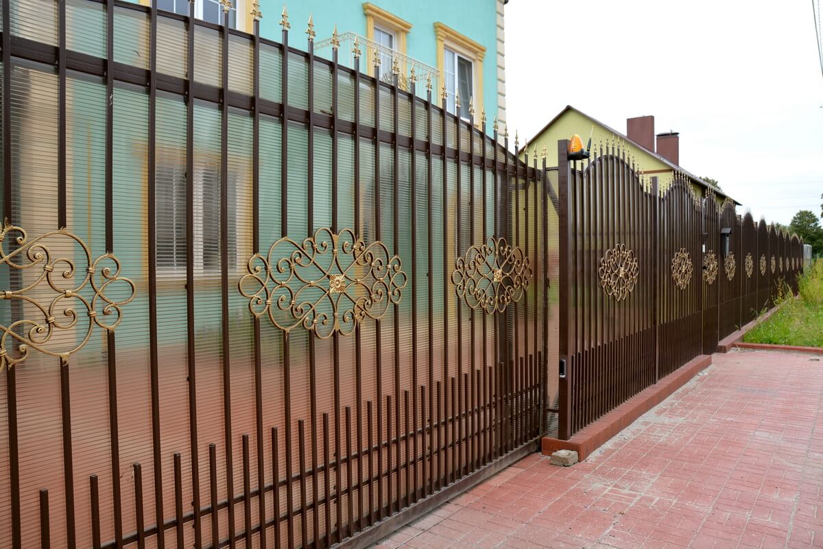 Кованый забор с поликарбонатом