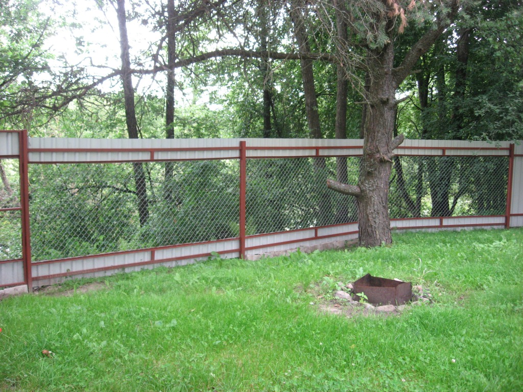 Комбинированный забор из профнастила и сетки рабица