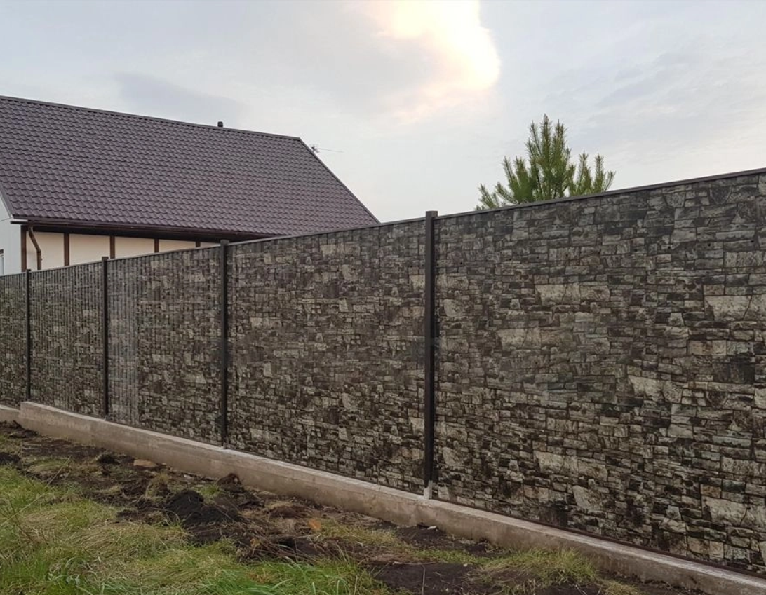 Заборы из профнастила под камень