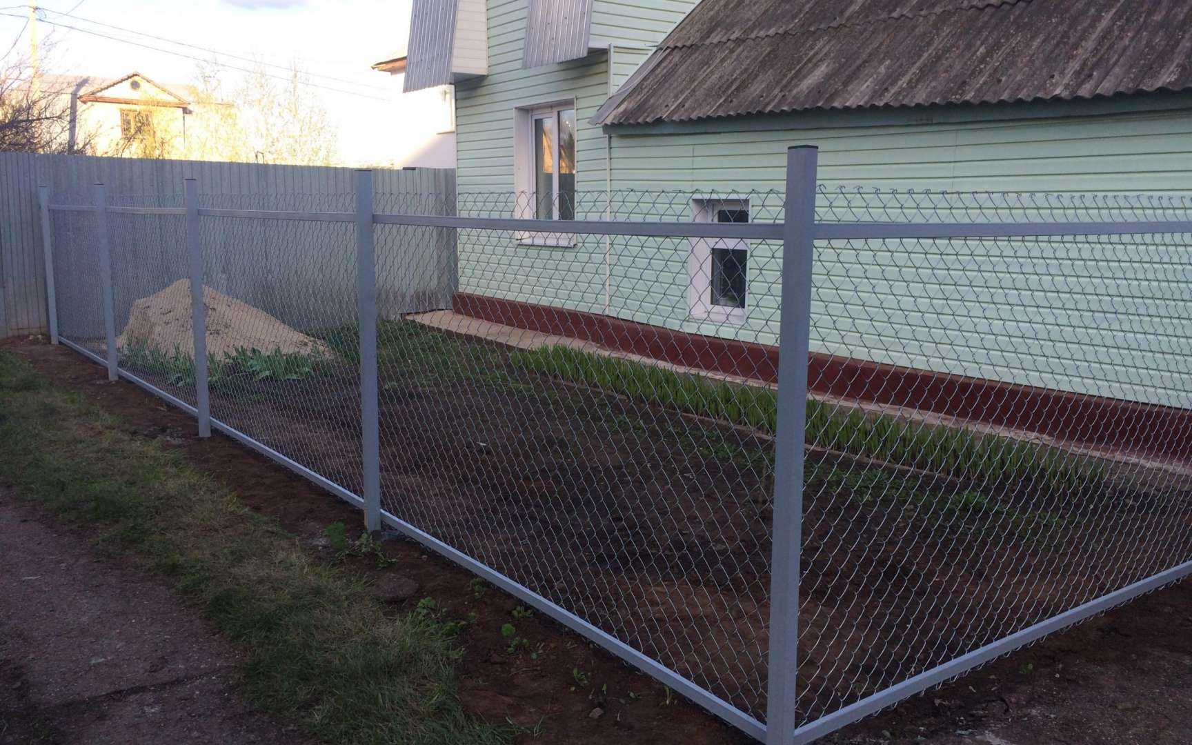 забор из сетки рабица