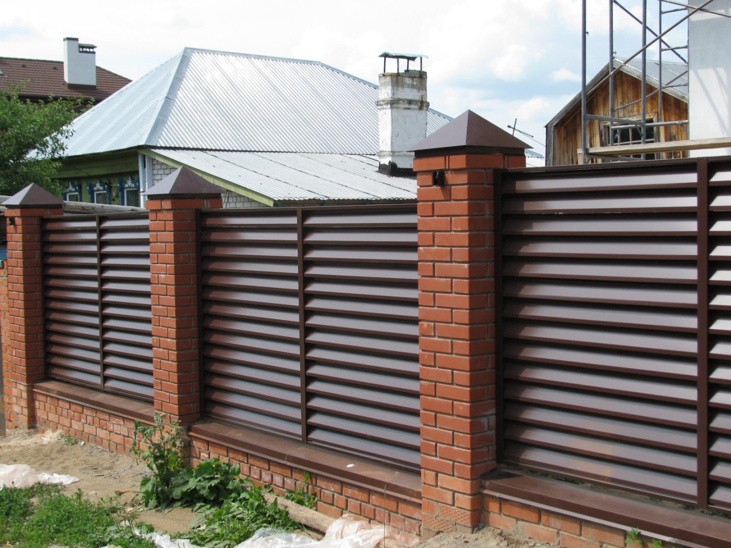 Забор жаллюзи на ленточном фундаменте с кирпичными столбами