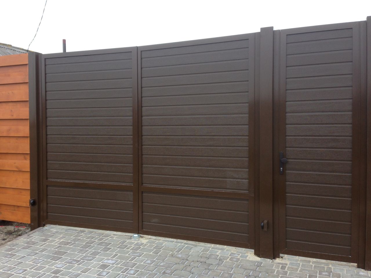 Ворота распашные из сэндвич панелей Дорхан