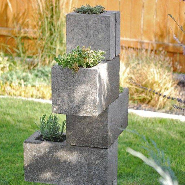 Клумбы из бетонных блоков