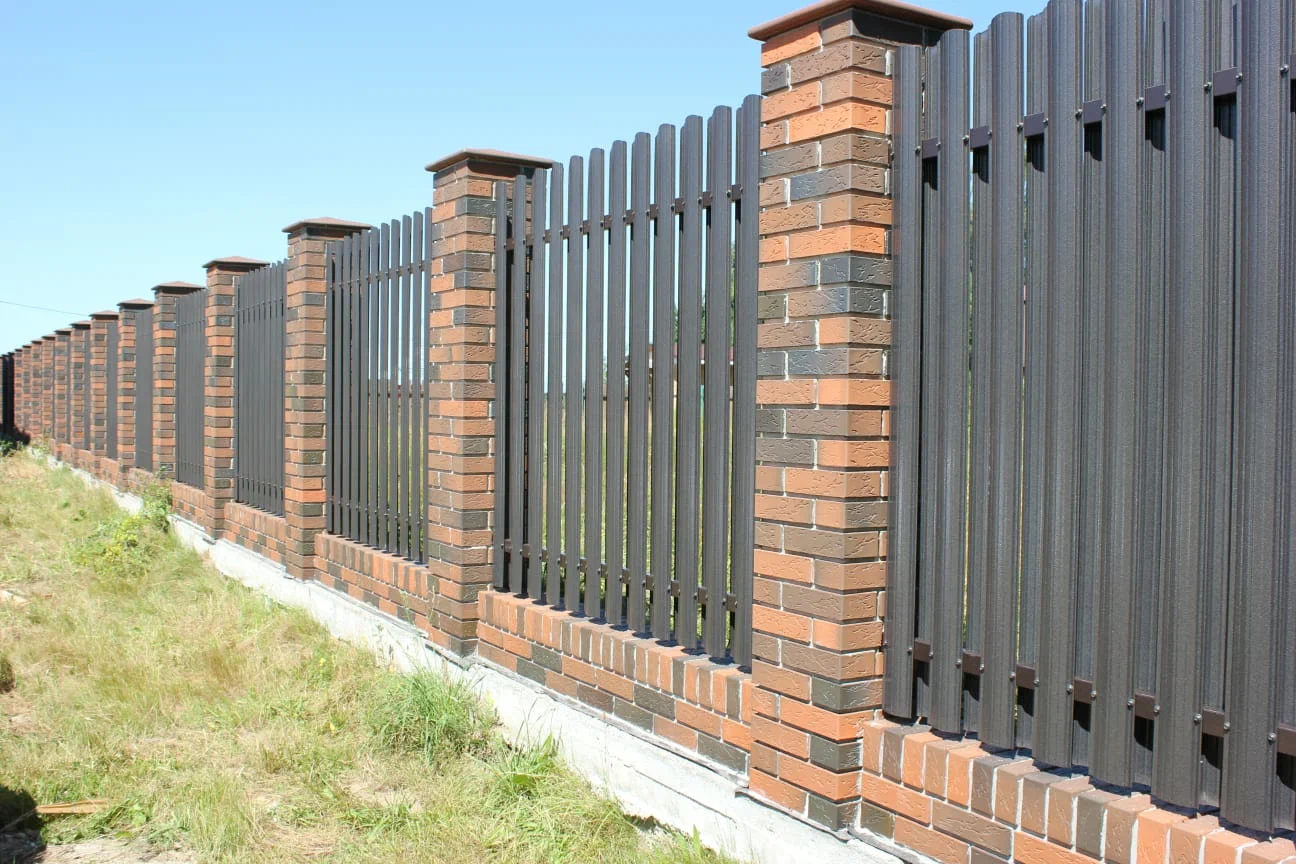 Забор из евроштакетника на ленточном фундаменте с кирпичными столбами