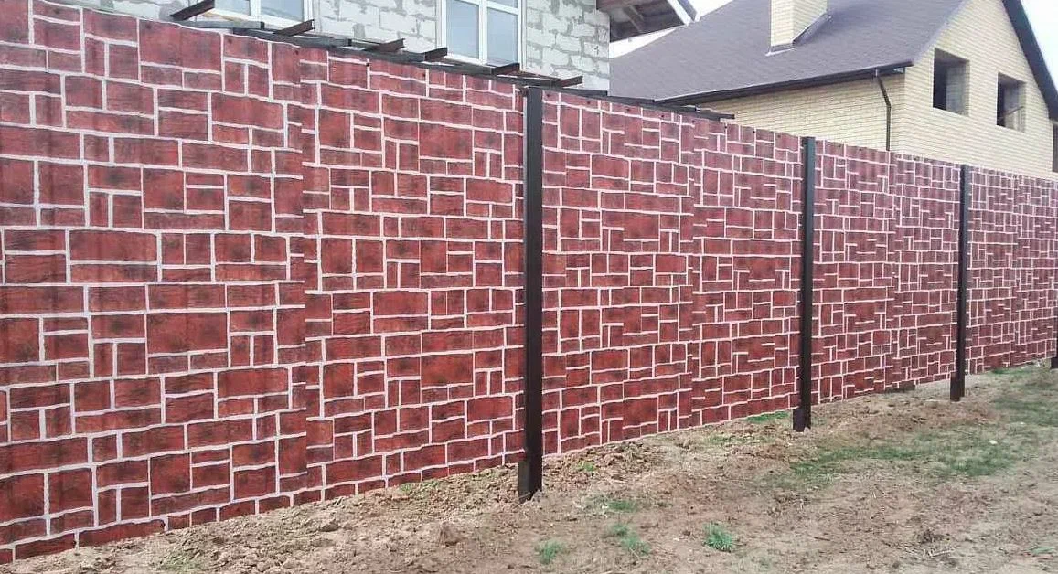 Забор из профнастила под кирпич