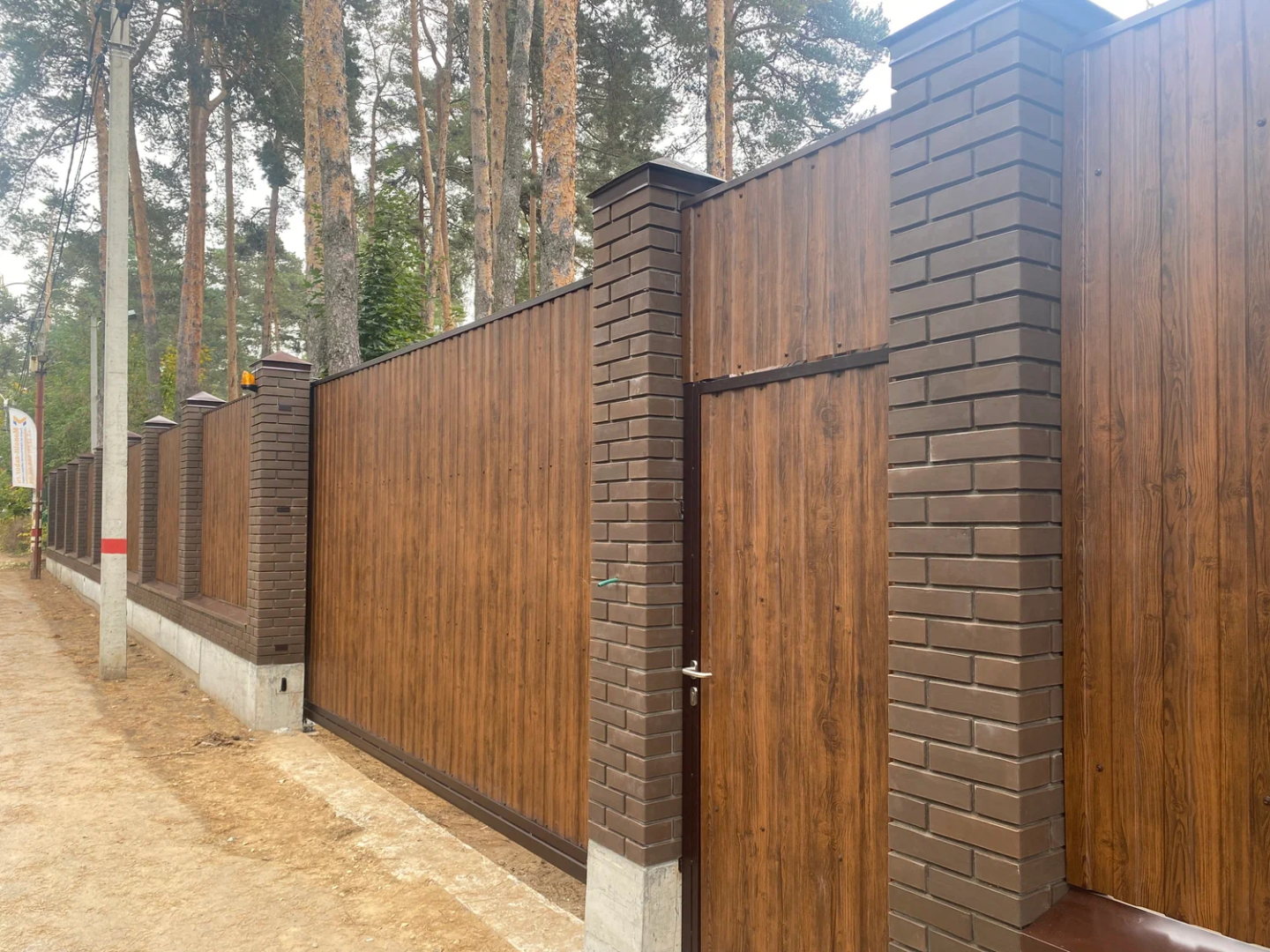 Забор из профнастила под дерево