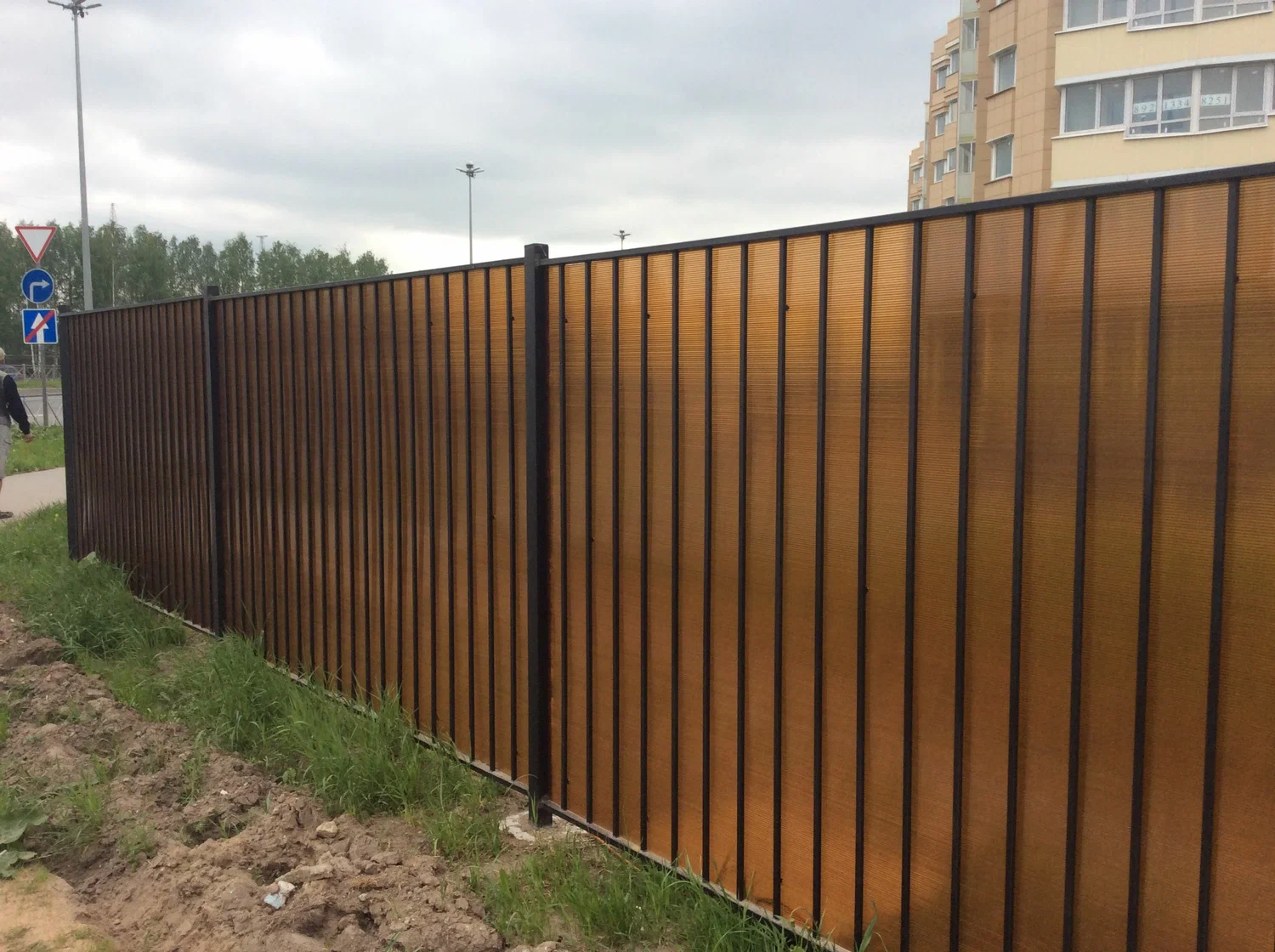 Секционный забор из поликарбоната