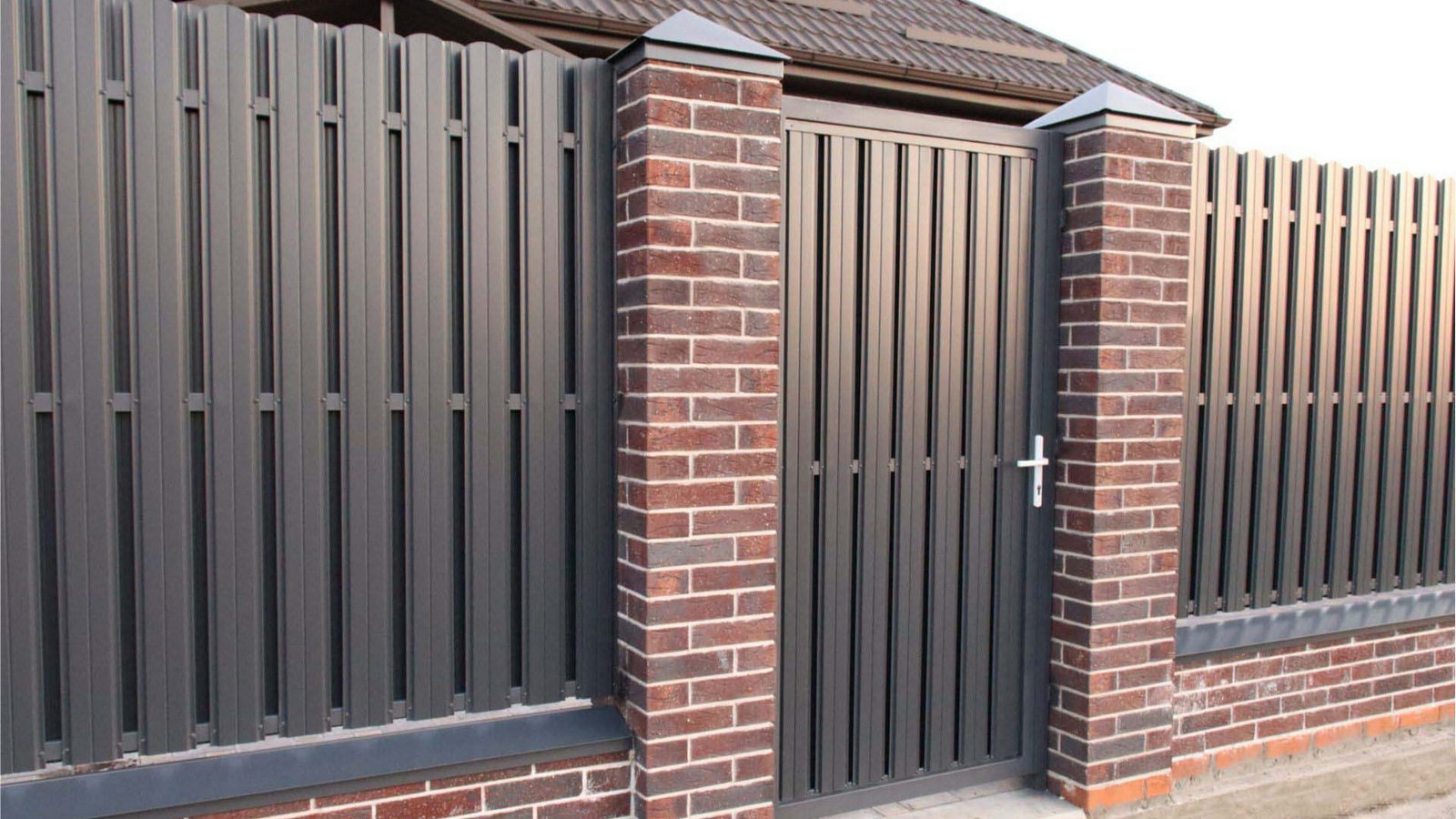 Забор из евроштакетника шахматка