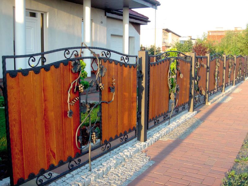 Комбинированный забор из дерева с ковкой