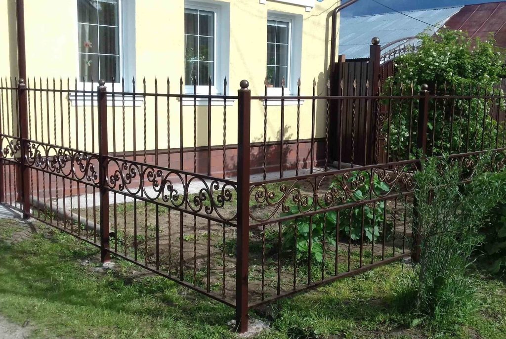Забор с коваными элементами