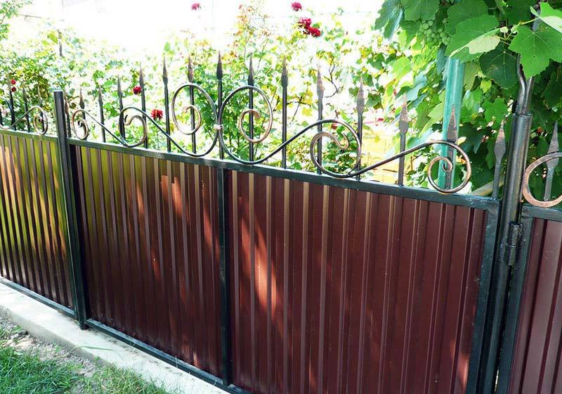 Комбинированный забор из профнастила с ковкой