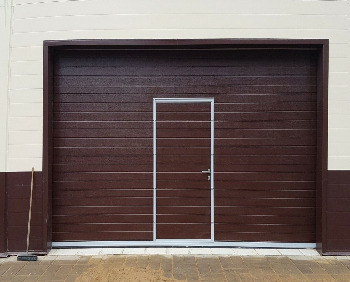 Секционные ворота с калиткой