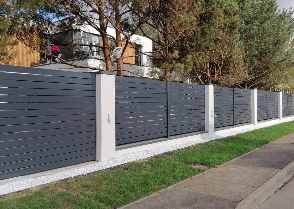 Забор ранчо с широкими замкнутыми ламелями