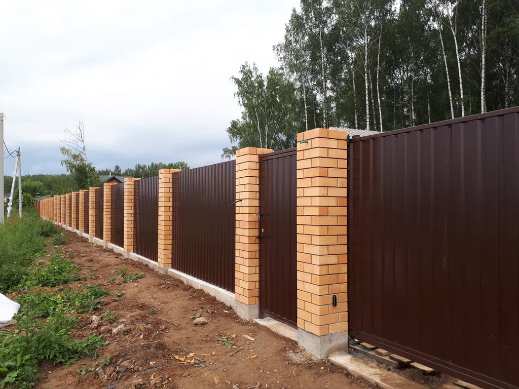 Забор из профлиста на ленточном фундаменте с кирпичными столбами