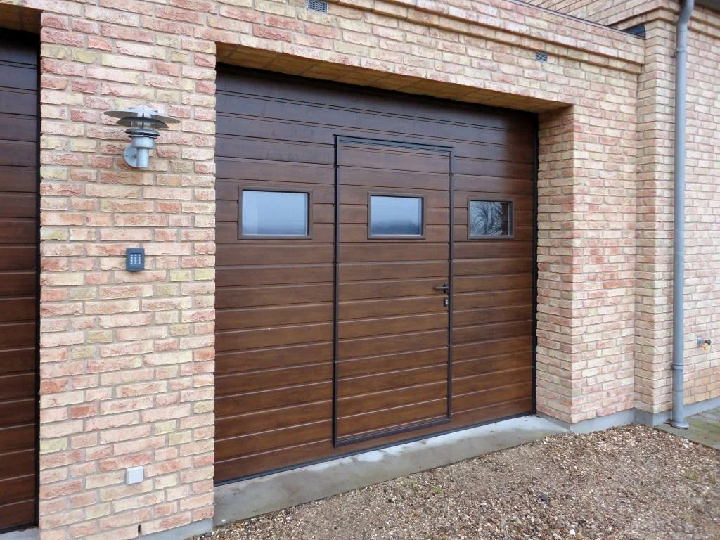 Подъемные гаражные ворота с калиткой