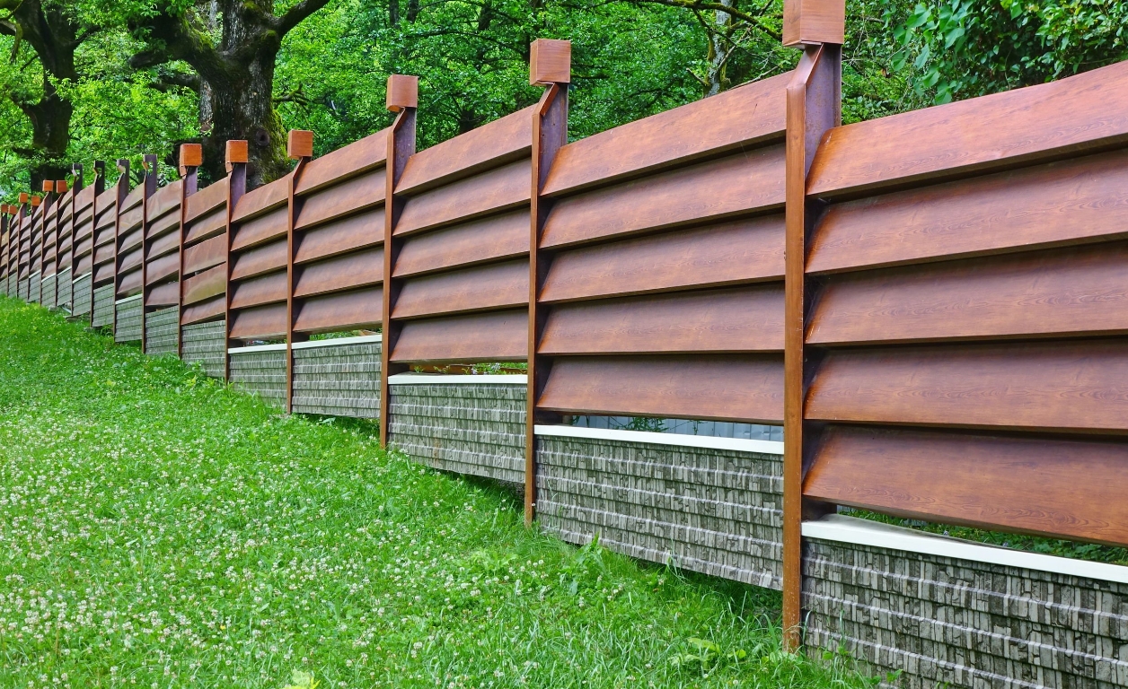 забор ступенчатый на неровном участке