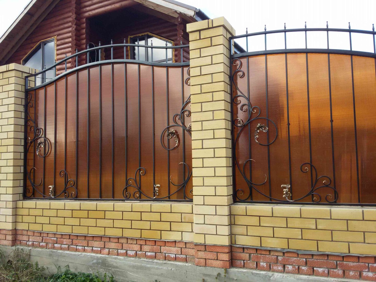 Комбинированный забор из поликарбоната камня