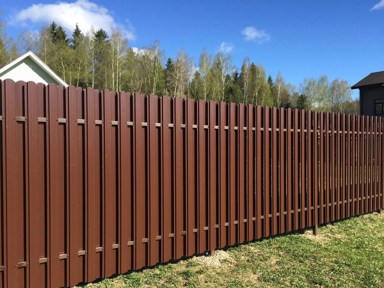 Забор из металлического штакетника европланка 11.5